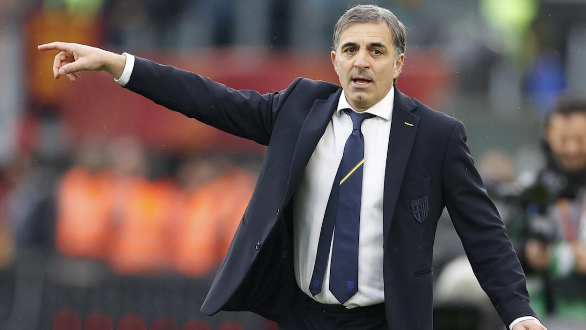 Parma coach Fabio Pecchia pointing